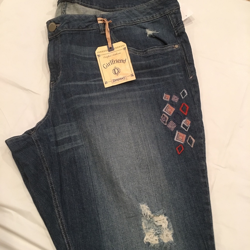 Democracy Distressed Cropped w/embroidery size 24